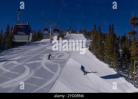 Denver, Colorado, États-Unis. 24 octobre 2024. Les skieurs font des tours sur les toiletteurs frais à Winter Park, Colorado, le 29 février 2024. (Crédit image : © Hugh Carey/Colorado Sun via ZUMA Press Wire) USAGE ÉDITORIAL SEULEMENT! Non destiné à UN USAGE commercial ! Banque D'Images