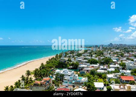 Vue aérienne de la communauté Ocean Park Beachfront à San Juan, Porto Rico. Mettant en valeur la grande plage de sable, l'océan turquoise et les gratte-ciel de la ville. Banque D'Images