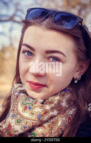 La jeune fille aux cheveux blonds des promenades dans le parc au printemps. Une fille aux cheveux blonds. Jeune fille belle et mince Banque D'Images