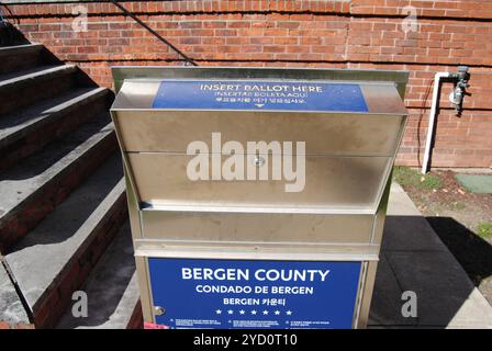 Rutherford, New Jersey, États-Unis - 24 octobre 2024 : boîte de dépôt officielle des bulletins de vote avant l'élection présidentielle américaine de 2024. Banque D'Images