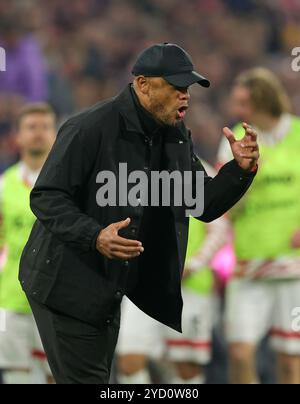 MUNICH, ALLEMAGNE - 19 OCTOBRE : L'entraîneur Vincent Kompany du Bayern Muenchen réagit depuis la ligne de touche lors du match de Bundesliga entre le FC Bayern München et le VfB Stuttgart à l'Allianz Arena le 19 octobre 2024 à Munich, en Allemagne. © diebilderwelt / Alamy Stock Banque D'Images