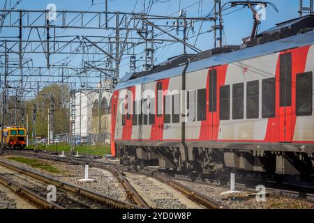 . Train électrique russe sur des rails . Les chemins de fer de la Russie, de la Russie, dans la région de Leningrad, Pargolovo, 8 mai 2018, une tournée des villes et village Banque D'Images