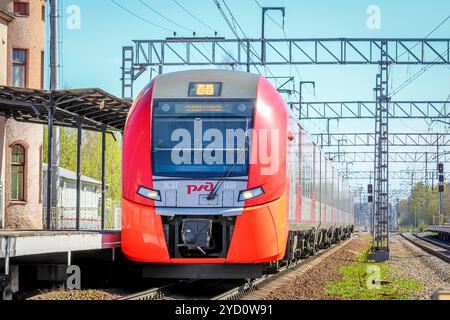 . Train électrique russe sur des rails . Les chemins de fer de la Russie, de la Russie, dans la région de Leningrad, Pargolovo, 8 mai 2018, une tournée des villes et village Banque D'Images