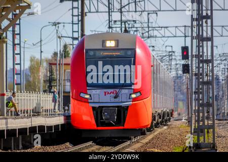 . Train électrique russe sur des rails . Les chemins de fer de la Russie, de la Russie, dans la région de Leningrad, Pargolovo, 8 mai 2018, une tournée des villes et village Banque D'Images