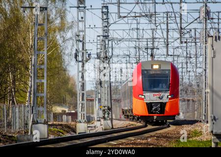 . Train électrique russe sur des rails . Les chemins de fer de la Russie, de la Russie, dans la région de Leningrad, Pargolovo, 8 mai 2018, une tournée des villes et village Banque D'Images