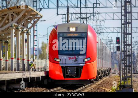 . Train électrique russe sur des rails . Les chemins de fer de la Russie, de la Russie, dans la région de Leningrad, Pargolovo, 8 mai 2018, une tournée des villes et village Banque D'Images