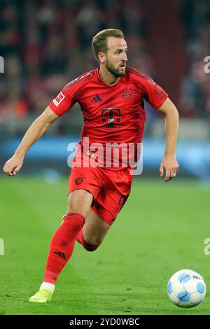 MUNICH, ALLEMAGNE - 19 OCTOBRE : Harry Kane du Bayern Muenchen court avec un ballon lors du match de Bundesliga entre le FC Bayern München et le VfB Stuttgart à l'Allianz Arena le 19 octobre 2024 à Munich, Allemagne. © diebilderwelt / Alamy Stock Banque D'Images