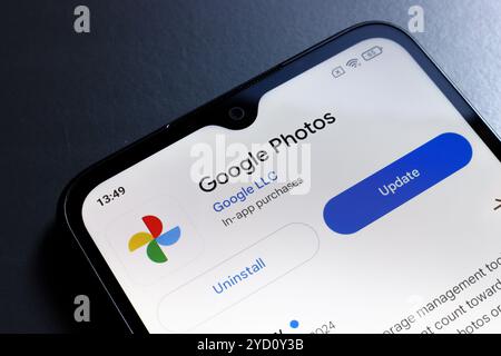 24 octobre 2024, Portugal. Dans cette illustration photo, le logo de l'application Google photos est affiché sur l'écran d'un smartphone Banque D'Images