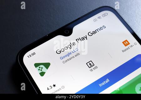 24 octobre 2024, Portugal. Dans cette illustration photo, le logo de l'application Google Play Games est affiché sur l'écran d'un smartphone Banque D'Images