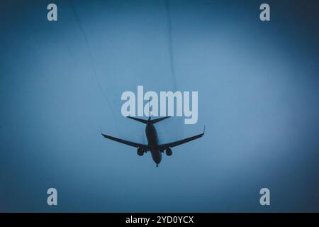 L'avion vole dans le ciel par temps pluvieux. Avion dans le ciel. Avion avant l'atterrissage. L'avion vole. Russie,. Pete Banque D'Images