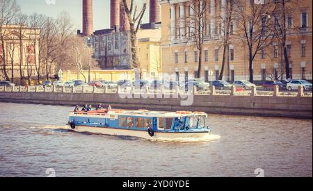 Tramway de la rivière sur le fleuve. La Russie, Saint-Pétersbourg, 23 avril, 2018 Banque D'Images