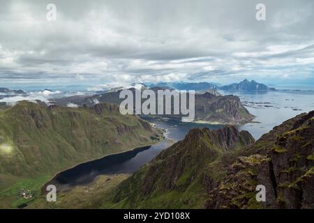 Un paysage à couper le souffle révèle le littoral accidenté et les montagnes des îles Lofoten. La brume pend au-dessus des vallées et des lacs, créant un atm spectaculaire Banque D'Images