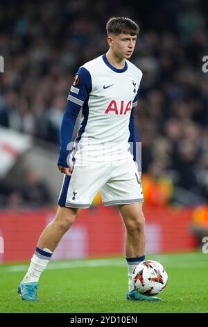 Londres, Royaume-Uni. 24 octobre 2024. LONDRES, ANGLETERRE - 24 OCTOBRE : Mikey Moore de Tottenham Hotspurs contrôle le ballon lors d'un match de phase MD3 de l'UEFA Europa League 2024/25 League entre Tottenham Hotspur et AZ Alkmaar au Tottenham Hotspur Stadium le 24 octobre 2024 à Londres, Angleterre. (Photo de Jan Mulder/Orange Pictures) crédit : Orange pics BV/Alamy Live News Banque D'Images