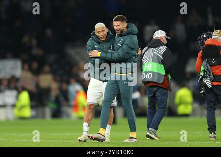 Tottenham Hotspur Stadium, Londres, Royaume-Uni. 24 octobre 2024. UEFA Europa League Football, Tottenham Hotspur contre AZ Alkmaar ; Richarlison de Tottenham Hotspur et Guglielmo Vicario de Tottenham Hotspur après le match. Crédit : action plus Sports/Alamy Live News Banque D'Images