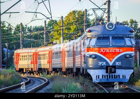 Le train est sur les rails dans la soirée. chemin de fer. Train électrique Russie, région de Leningrad, Gatchina, 8 août 2018 Banque D'Images