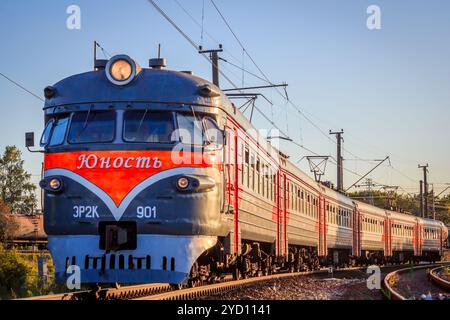 Le train est sur les rails dans la soirée. chemin de fer. Train électrique Russie, région de Leningrad, Gatchina, 8 août 2018 Banque D'Images