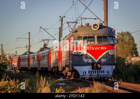 Le train est sur les rails dans la soirée. chemin de fer. Train électrique Russie, région de Leningrad, Gatchina, 8 août 2018 Banque D'Images