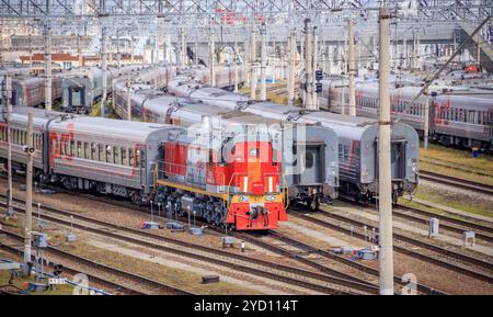 Locomotive va sur rails. Train russe. Chemin de fer russe. Russie, Petersburg, le 7 août 2018 Banque D'Images