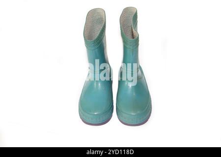 Bottes en caoutchouc bleues pour enfants sur fond blanc. Pieds secs sous la pluie. Chaussure pour enfants. Chaussures en caoutchouc . Bottes en caoutchouc. Banque D'Images