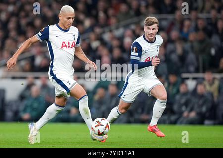 Londres, Royaume-Uni. 24 octobre 2024. LONDRES, ANGLETERRE - 24 OCTOBRE : Richarlison de Tottenham Hotspurs dribble avec le ballon lors d'un match MD3 de phase de la Ligue Europa League 2024/25 entre Tottenham Hotspur et AZ Alkmaar au Tottenham Hotspur Stadium le 24 octobre 2024 à Londres, Angleterre. (Photo de Jan Mulder/Orange Pictures) crédit : Orange pics BV/Alamy Live News Banque D'Images