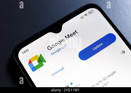 24 octobre 2024, Portugal. Dans cette illustration photo, le logo de l'application Google Meet est affiché sur l'écran d'un smartphone Banque D'Images