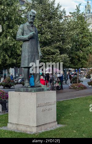 Oslo, Norvège - 18 août 2018 : Statue de Johan Sverdrup dans le centre-ville d'Oslo entourée de gens par une journée ensoleillée Banque D'Images