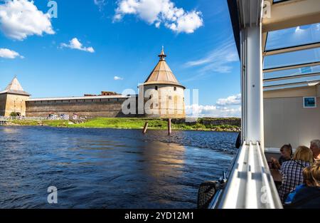 Bateau de croisière fluviale naviguant sur la rivière Neva à la forteresse historique Oreshek Banque D'Images