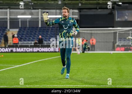 Luton, Royaume-Uni. 23 octobre 2024. Le gardien Tim Krul (23 ans) de Luton Town se réchauffe avant le match du Sky Bet Championship entre Luton Town et Sunderland à Kenilworth Road, Luton, Angleterre, le 23 octobre 2024. Photo de David Horn. Crédit : Prime Media images/Alamy Live News Banque D'Images