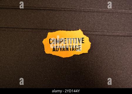 Gros plan sur businessman holding une carte avec texte AVANTAGE CONCURRENTIEL, concept d'entreprise image avec arrière-plan flou Banque D'Images