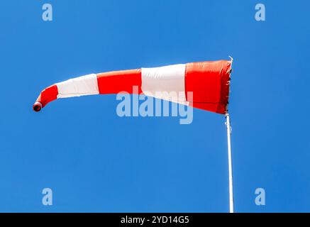 Girouette volante avec des lignes rouges et blanches Banque D'Images