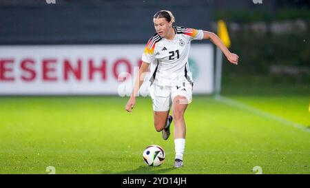 Francfort-sur-le-main, Allemagne. 24 octobre 2024. Larissa Mühlhaus (Deutschland, 21), Am Ball, Freisteller, Ganzkörper, Einzelbild, Einzelfoto, Aktion, action, 24.10.2024, Frankfurt am main (Deutschland), Fussball, Länderspiel, U 23-Frauen, Deutschland - Frankreich, LA RÉGLEMENTATION DFB/DFL INTERDIT TOUTE UTILISATION DE PHOTOGRAPHIES COMME SÉQUENCES D'IMAGES ET/OU QUASI-VIDÉO. Crédit : dpa/Alamy Live News Banque D'Images