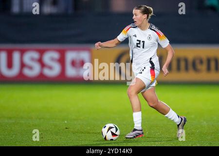 Francfort-sur-le-main, Allemagne. 24 octobre 2024. Larissa Mühlhaus (Deutschland, 21), Am Ball, Freisteller, Ganzkörper, Einzelbild, Einzelfoto, Aktion, action, 24.10.2024, Frankfurt am main (Deutschland), Fussball, Länderspiel, U 23-Frauen, Deutschland - Frankreich, LA RÉGLEMENTATION DFB/DFL INTERDIT TOUTE UTILISATION DE PHOTOGRAPHIES COMME SÉQUENCES D'IMAGES ET/OU QUASI-VIDÉO. Crédit : dpa/Alamy Live News Banque D'Images