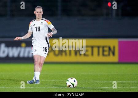 Francfort-sur-le-main, Allemagne. 24 octobre 2024. Natasha Kowalski (Deutschland, 18), Am Ball, Freisteller, Ganzkörper, Einzelbild, Einzelfoto, Aktion, action, 24.10.2024, Frankfurt am main (Deutschland), Fussball, Länderspiel, U 23-Frauen, Deutschland - Frankreich, 24.10.2024, Frankfurt am main (Deutschland), Fussball, Länderspiel, U 23-Frauen, Deutschland - Frankreich, LA RÉGLEMENTATION DFB/DFL INTERDIT TOUTE UTILISATION DE PHOTOGRAPHIES COMME SÉQUENCES D'IMAGES ET/OU QUASI-VIDÉO. Crédit : dpa/Alamy Live News Banque D'Images