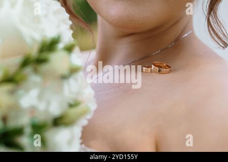 Moment de mariage romantique avec bouquet de mariée et anneaux. Banque D'Images