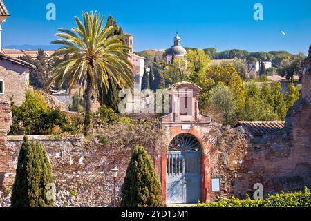 Vue panoramique printanière sur les ruines du Forum romain de Rome Banque D'Images