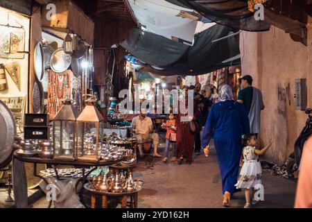 Marrakech, Maroc, 20 juillet 2019 : exploration du marché animé au Maroc rempli de magasins, de vendeurs de rue et d'acheteurs locaux Banque D'Images