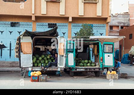 Countryside, Maroc, 23 juillet 2019 : vendeurs vendant des fruits frais à partir de camions sur un marché marocain animé pendant la journée Banque D'Images