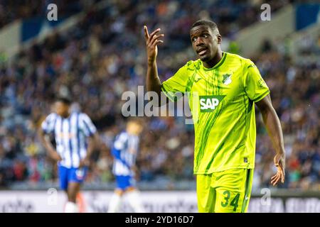 Stanley Nsoki du TSG 1899 Hoffenheim fait un geste après le match de l'UEFA Europa League 2024/25 League phase MD3 entre le FC Porto et le TSG 1899 Hoffenheim à l'Estadio do Dragao le 24 octobre 2024 à Porto, Portugal. Banque D'Images