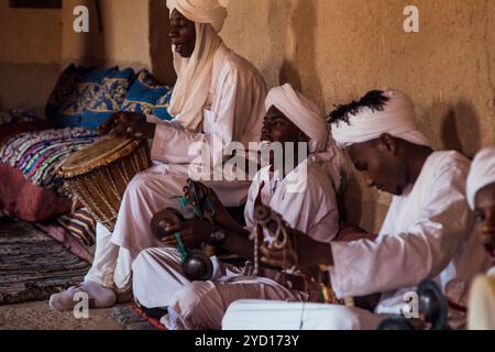 Countryside, Maroc, 23 juillet 2019 : des musiciens traditionnels marocains en costume blanc interprètent des airs animés dans un cadre désertique confortable Banque D'Images