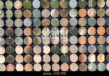 Arrière-plan de petites plaques de métal de couleur or Banque D'Images