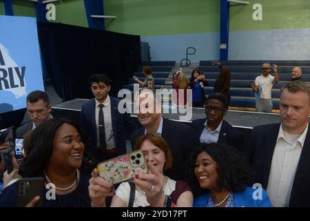 Hallandale Beach, États-Unis. 23 octobre 2024. HALLANDALE BEACH, FLORIDE - 23 OCTOBRE : second gentleman of United States of America Douglas Emhoff prend selfie avec un participant après avoir parlé à un rassemblement Get Out the Early vote au Austin Hepburn Center au OB Johnson Park & Recreation Center le 23 octobre 2024 à Hallandale Beach, Floride. Le vote anticipé a commencé dans la plupart des états, y compris la Floride cette semaine Oct. 26 à Nov. 2. Mais de nombreux comtés autorisent le vote anticipé plusieurs jours plus tôt et jusqu'au dimanche 3 novembre. (Photo de JL/Sipa USA) crédit : Sipa USA/Alamy Live News Banque D'Images