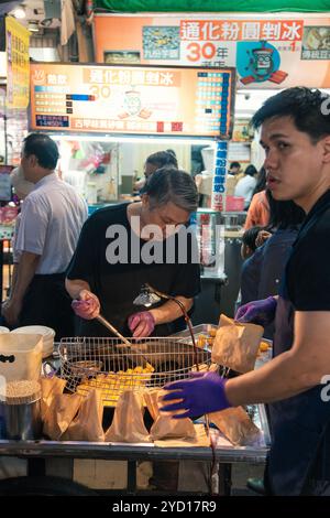 Taipei, Taiwan - 10 octobre 2019 : Découvrez la culture vivante de la Street food de Taipei dans un marché nocturne animé Banque D'Images