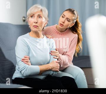 Offensée mère aînée et fille l'encourageant Banque D'Images
