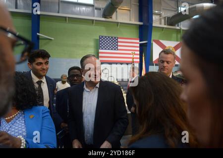 Hallandale Beach, États-Unis. 23 octobre 2024. HALLANDALE BEACH, FLORIDE - 23 OCTOBRE : second gentleman of United States of America Douglas Emhoff prend selfie avec un participant après avoir parlé à un rassemblement Get Out the Early vote au Austin Hepburn Center au OB Johnson Park & Recreation Center le 23 octobre 2024 à Hallandale Beach, Floride. Le vote anticipé a commencé dans la plupart des états, y compris la Floride cette semaine Oct. 26 à Nov. 2. Mais de nombreux comtés autorisent le vote anticipé plusieurs jours plus tôt et jusqu'au dimanche 3 novembre. (Photo de JL/Sipa USA) crédit : Sipa USA/Alamy Live News Banque D'Images