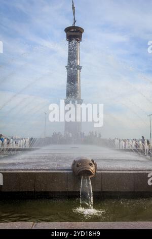 Fontaines dans le parc 300 anniversaire. Fontaines de la ville. Pression de l'eau. Russie : Pétersbourg le 16 juin 2018 Banque D'Images