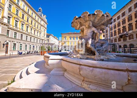 Piazza Vittorio Veneto place et fontaine dans la ville de Trieste Banque D'Images