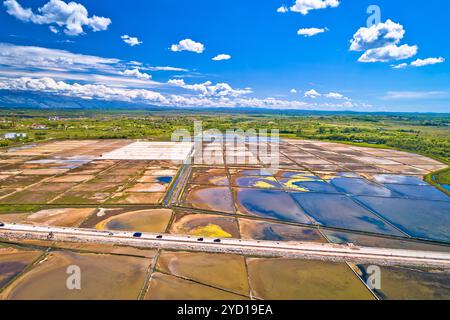 Nin champs de sel et de Ravni Kotari paysage dans la région de Zadar, Dalmatie vue aérienne Région de la Croatie Banque D'Images