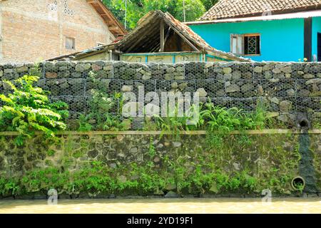 Bronjong ou piles de paniers en acier remplis de rochers, sont placés sur la rive pour réduire le taux d'abrasion ou soutenir la force du talud. Banque D'Images