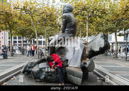 Francfort, Hesse, Allemagne. 24 octobre 2024. Un homme dort appuyé contre une statue à Francfort, en Allemagne. (Crédit image : © Matias Basualdo/ZUMA Press Wire) USAGE ÉDITORIAL SEULEMENT! Non destiné à UN USAGE commercial ! Banque D'Images