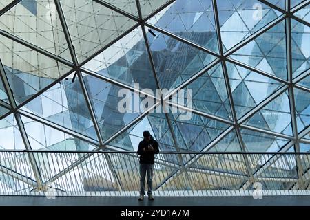 Francfort, Hesse, Allemagne. 24 octobre 2024. Un homme est vu au centre commercial MyZeil à Francfort, en Allemagne. (Crédit image : © Matias Basualdo/ZUMA Press Wire) USAGE ÉDITORIAL SEULEMENT! Non destiné à UN USAGE commercial ! Banque D'Images